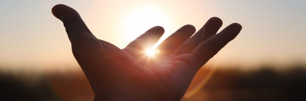 Hand greift in die Sonne!